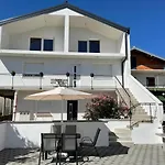 公寓 In With Balcony, Air Conditioning, Wi-fi 皮罗瓦茨