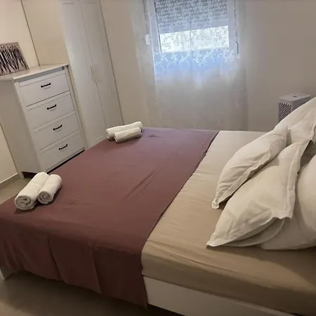 Apartment In With Balcony, Air Conditioning, Wi-fi