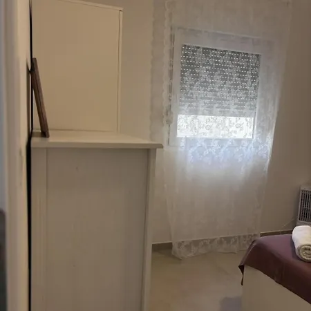 Apartment In With Balcony, Air Conditioning, Wi-fi Pirovac