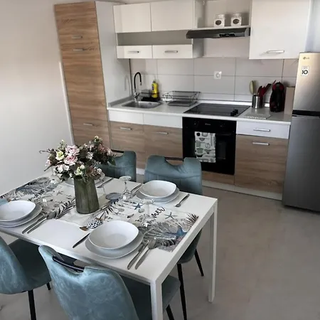 In With Balcony, Air Conditioning, Wi-fi