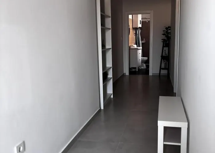 アパート In With Balcony, Air Conditioning, Wi-fi