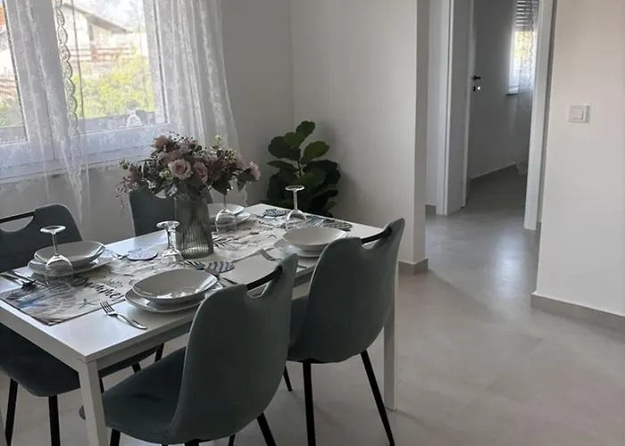 In With Balcony, Air Conditioning, Wi-fi